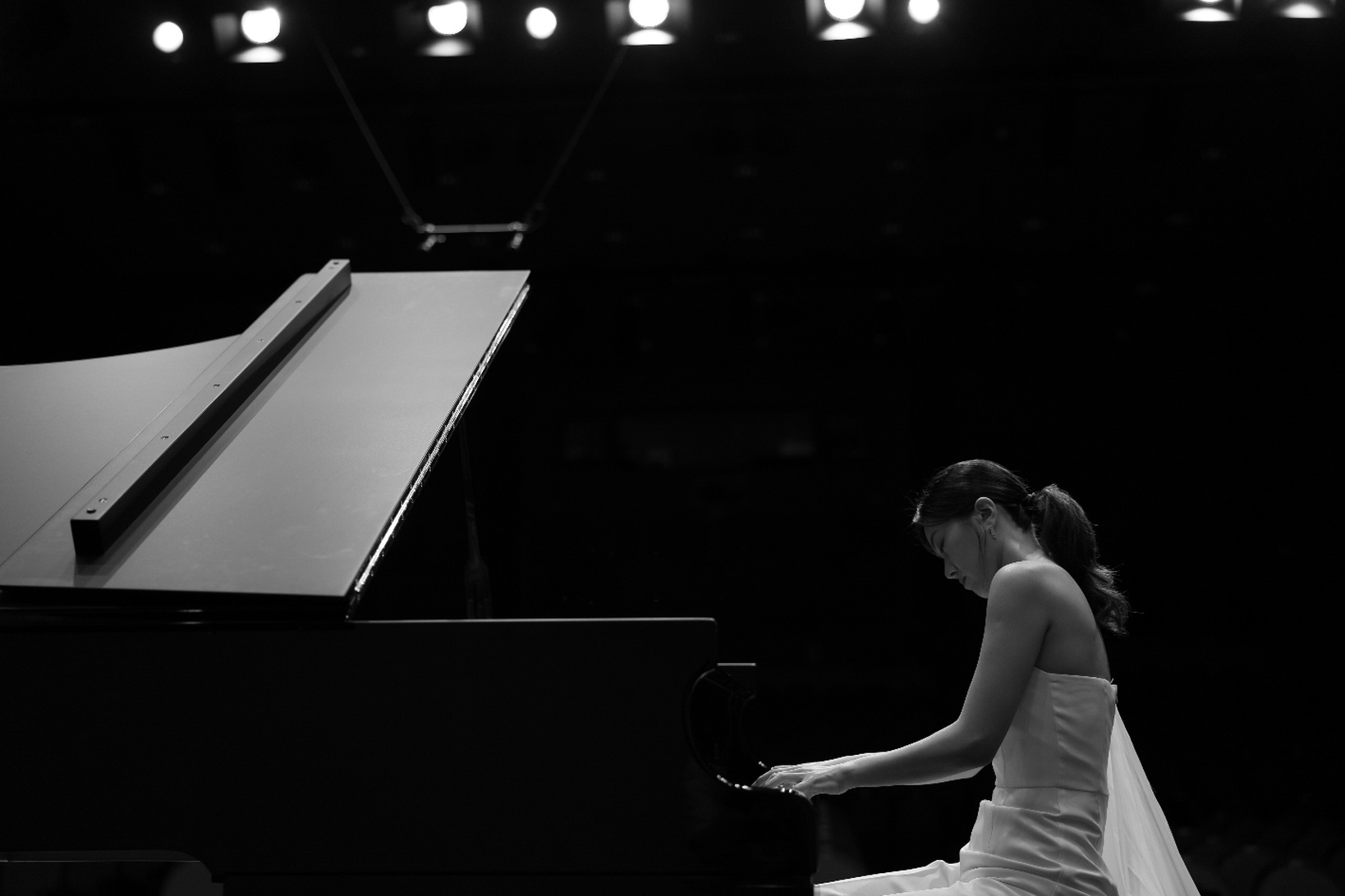 Jimin Han performing