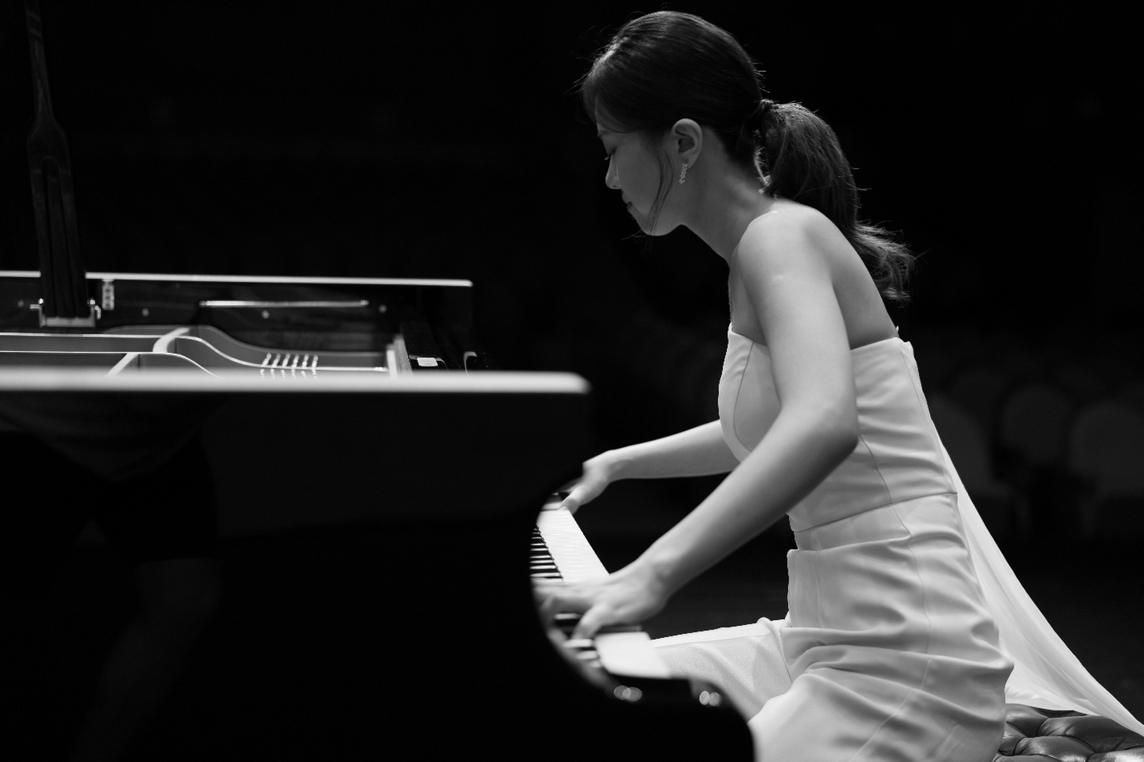 Jimin Han performing