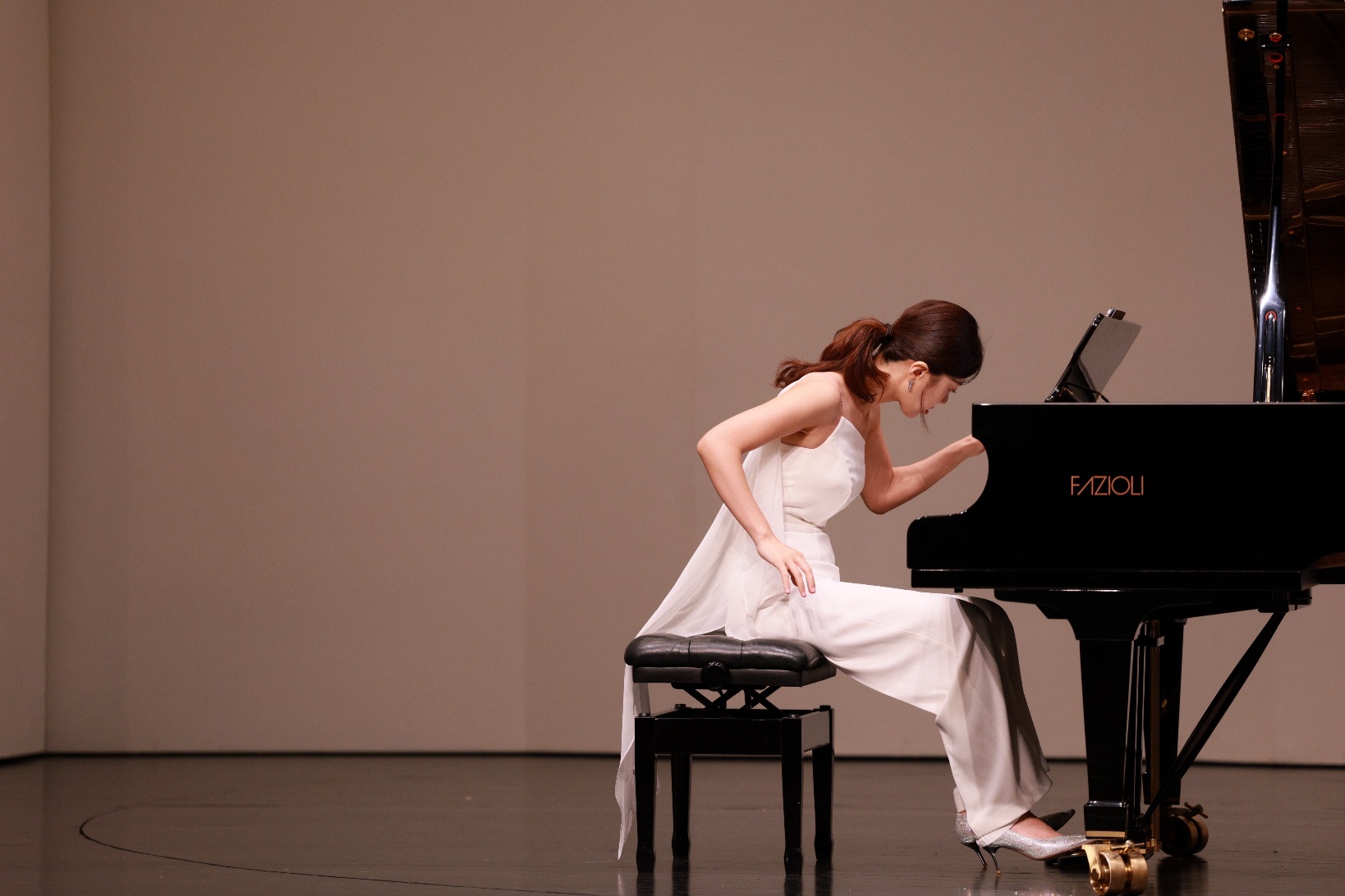 Jimin Han performing
