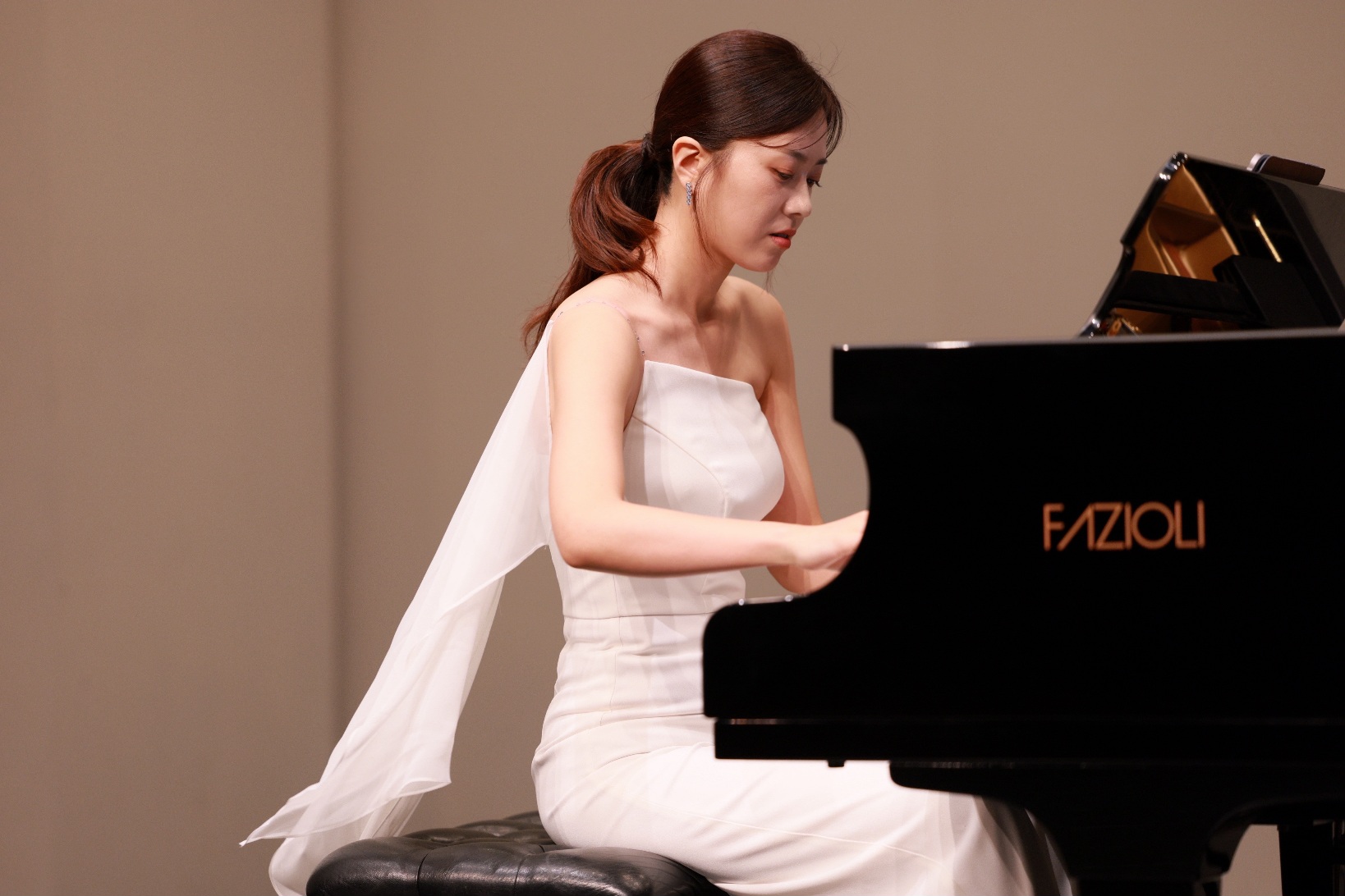 Jimin Han performing