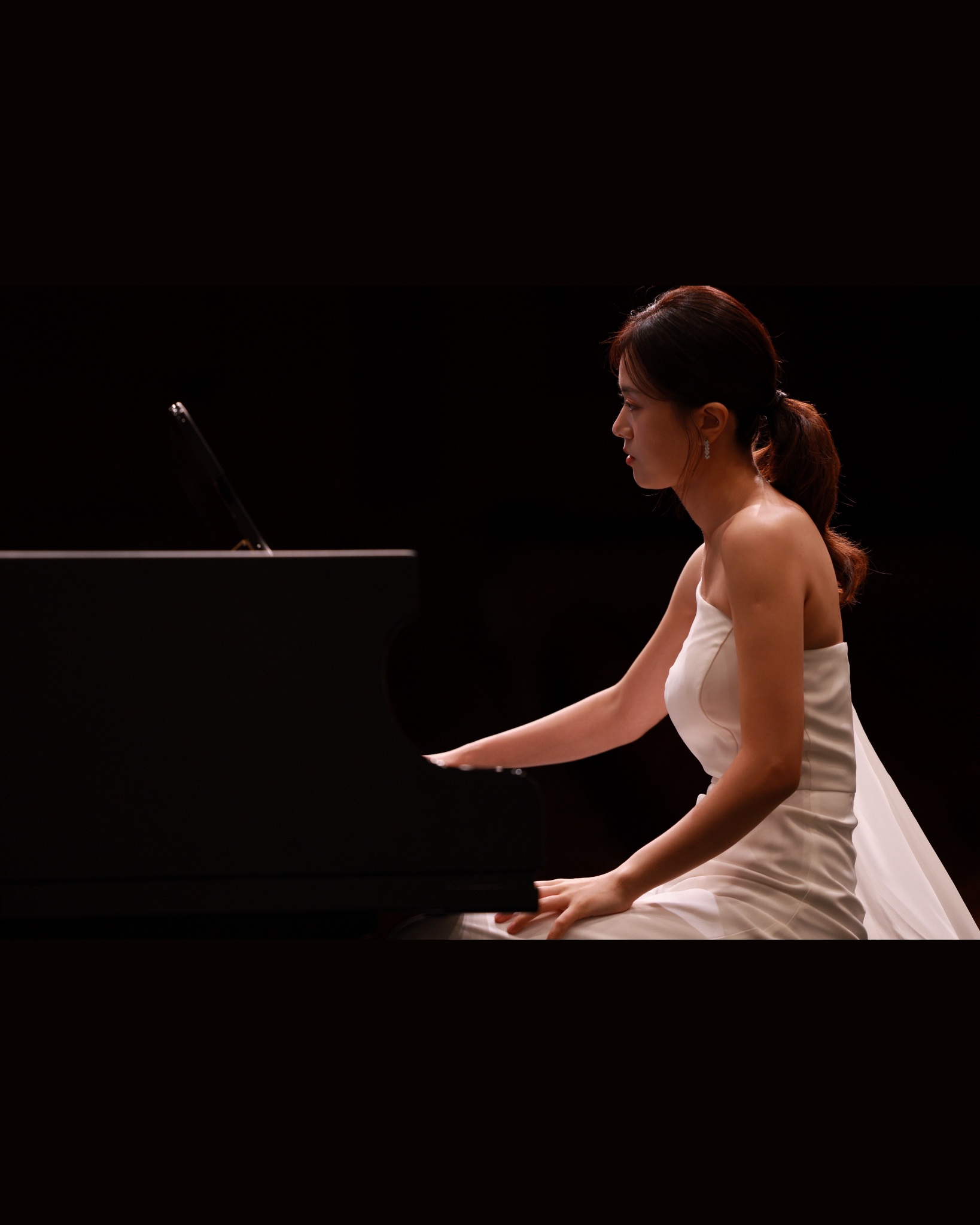 Jimin Han performing