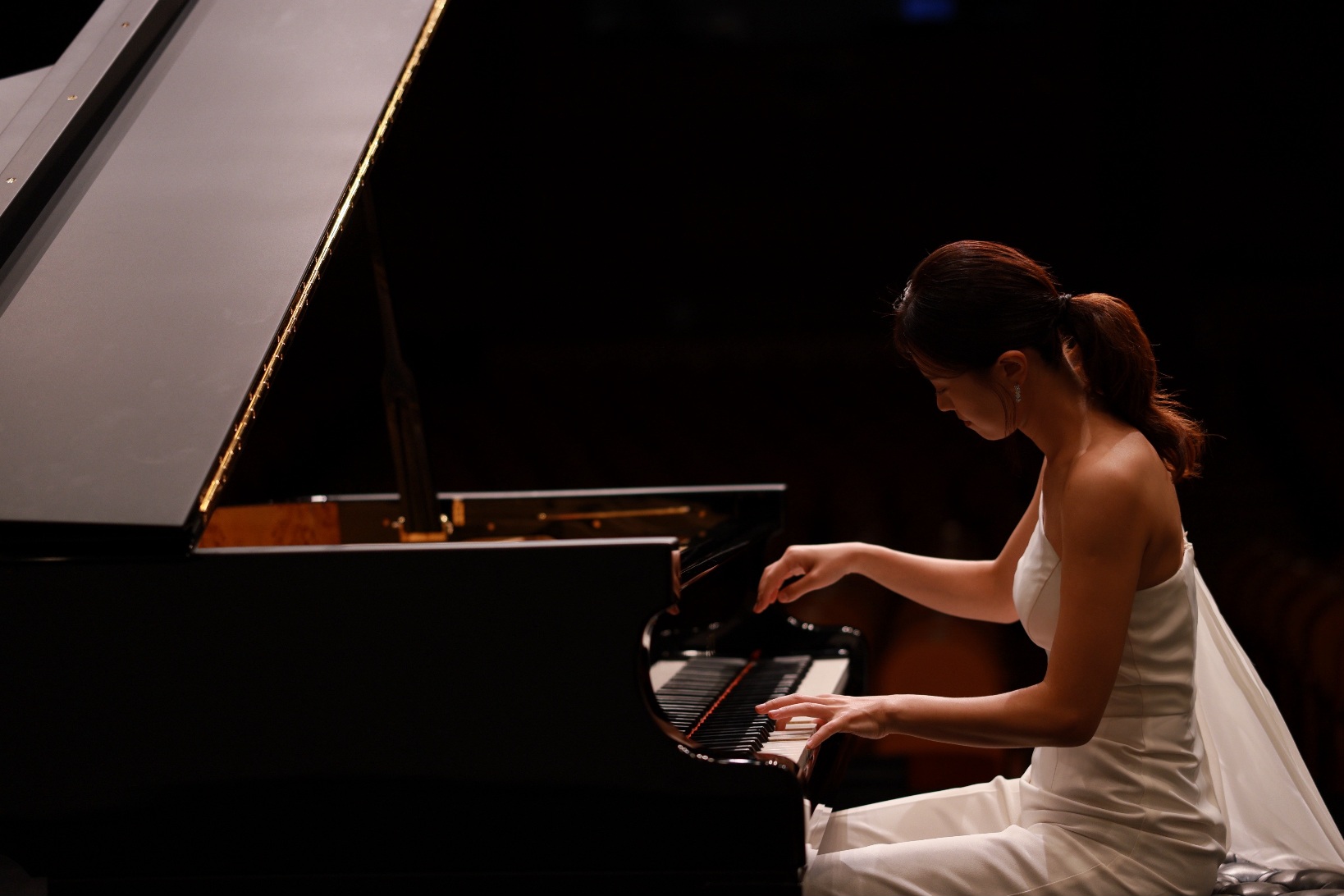 Jimin Han performing