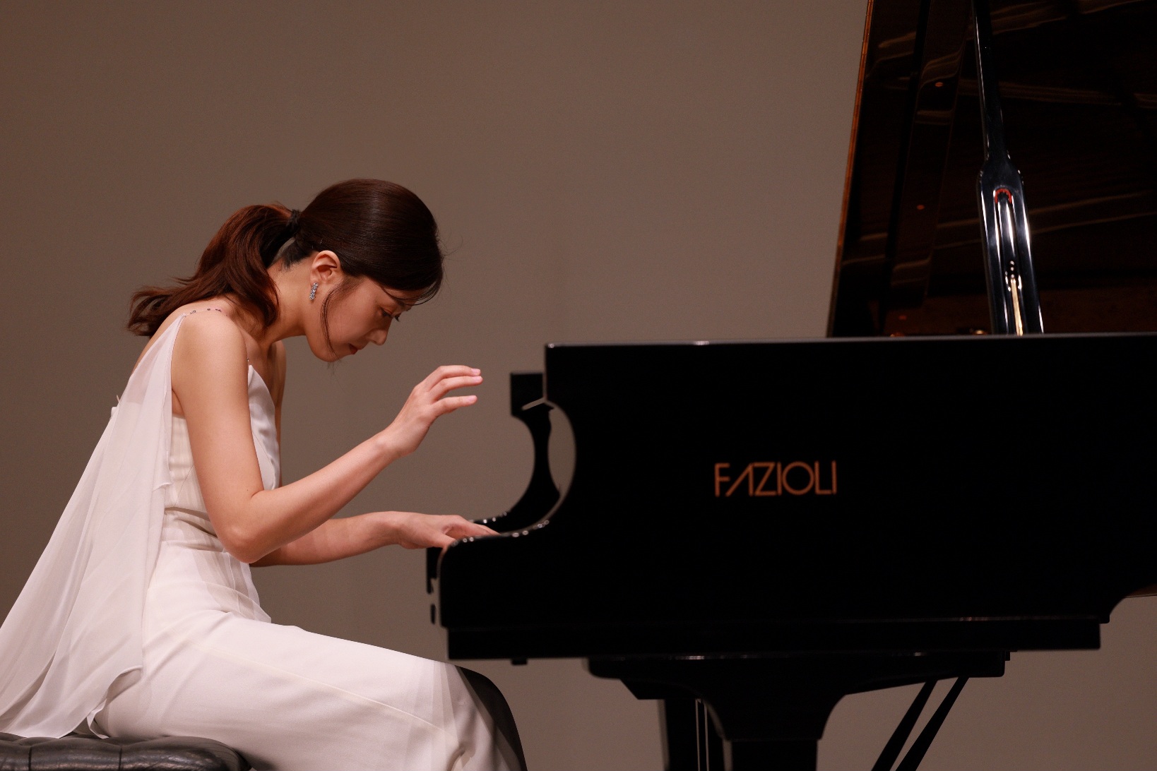 Jimin Han performing