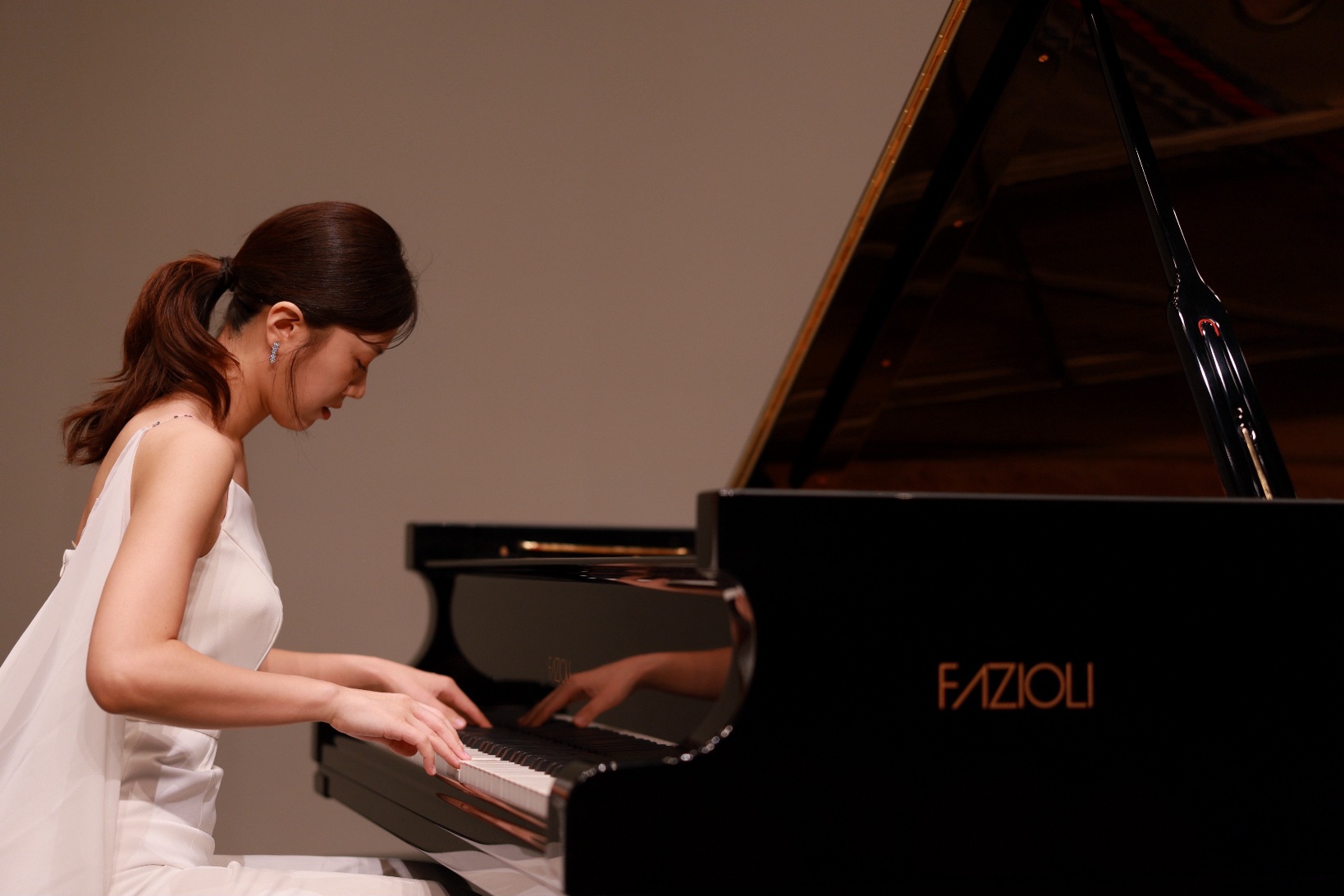 Jimin Han performing