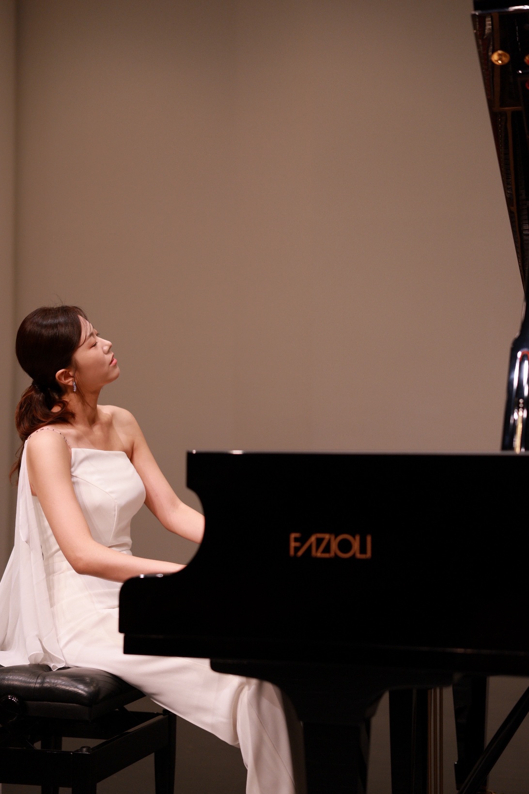 Jimin Han performing