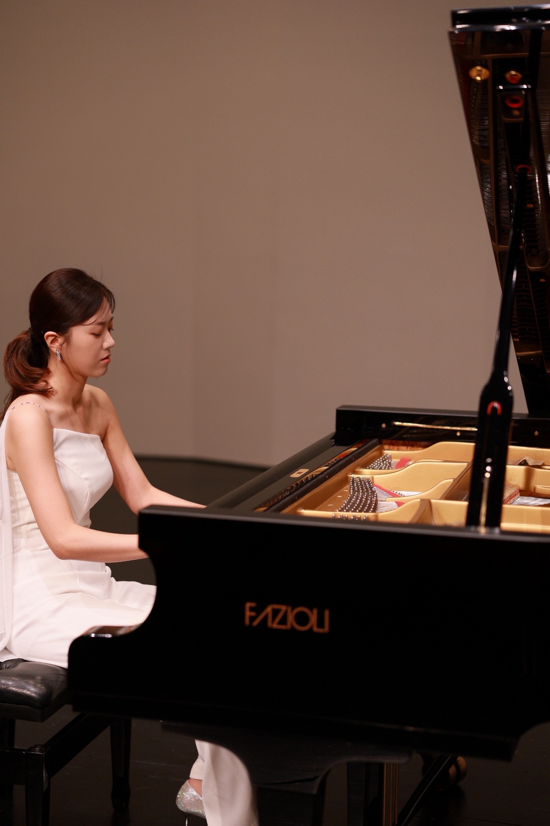 Jimin Han performing