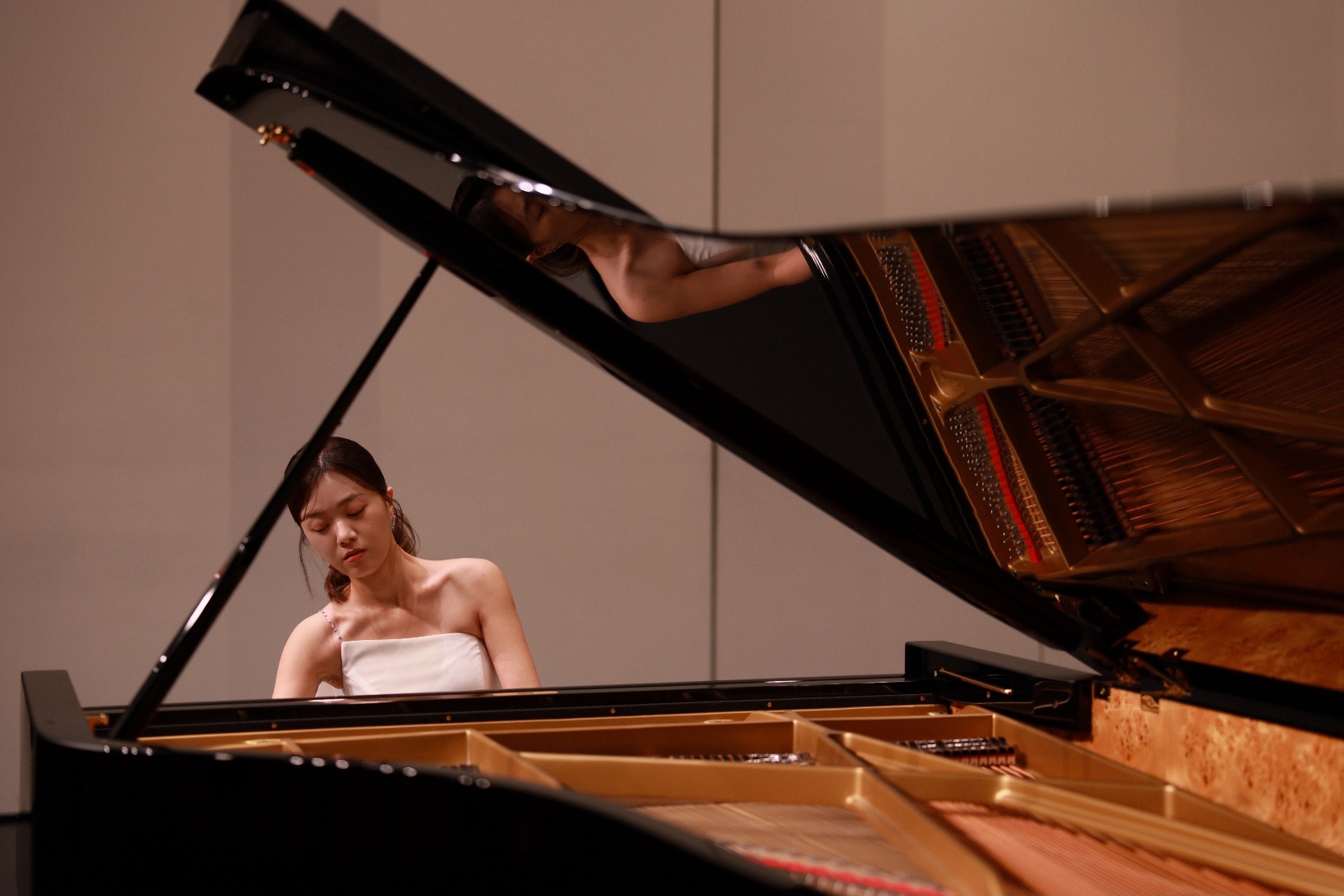 Jimin Han performing