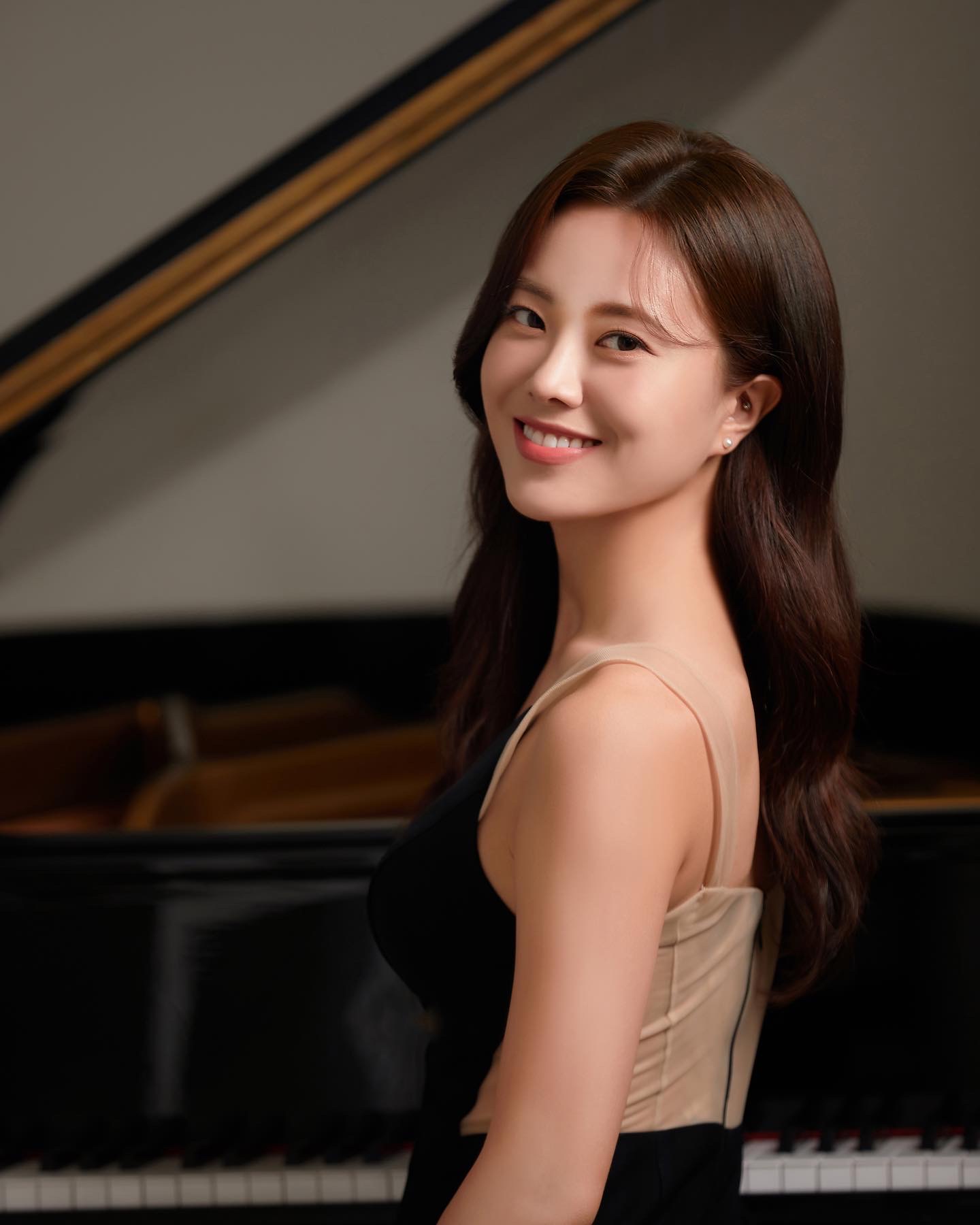 Jimin Han, portrait at the piano