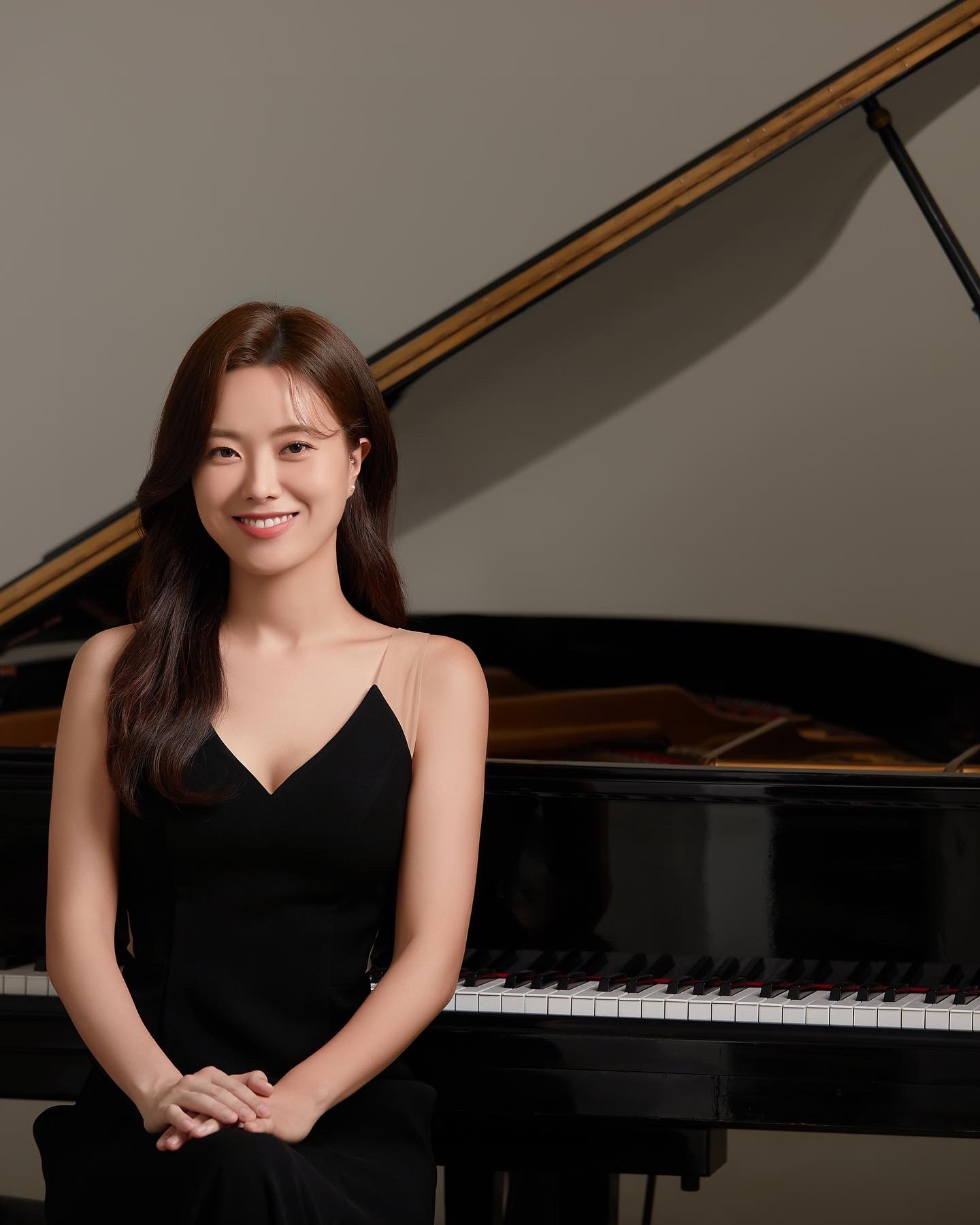 Jimin Han, seated at piano